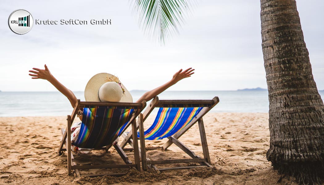 Frau liegt im Urlaub auf einem Liegestuhl am Strand und unter einer Palme