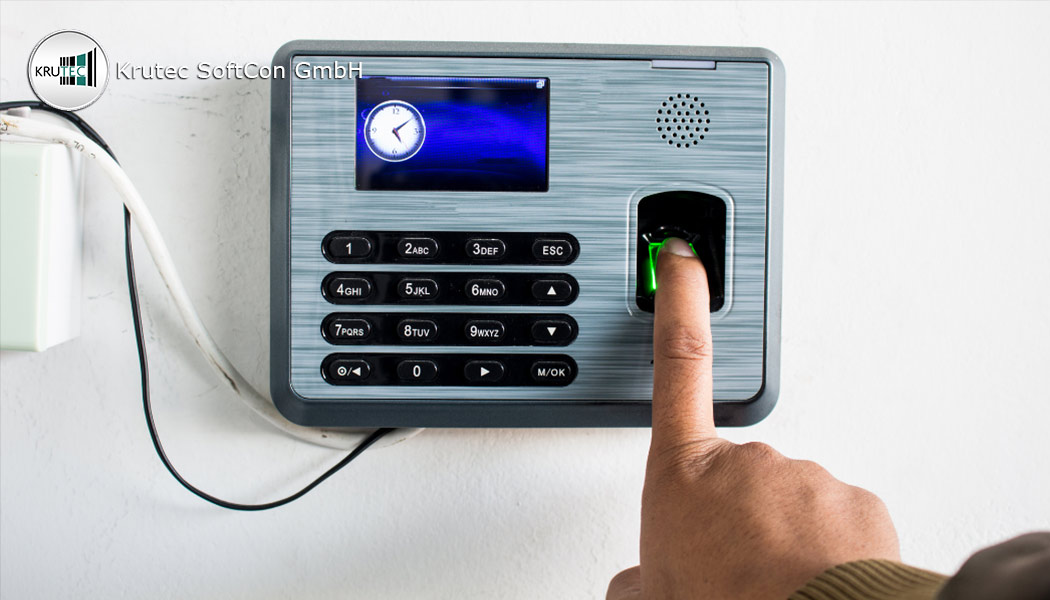 Mitarbeiter benutzt beim Betreten des Unternehmens eine digitale Stempeluhr mit Fingerprint.