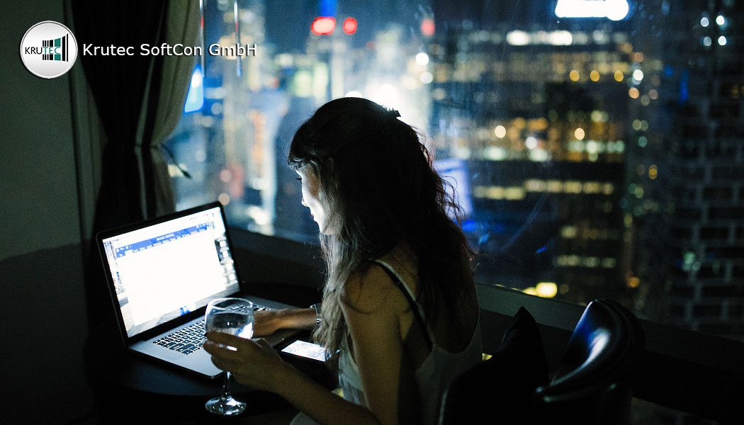 Angestellte in Nachtarbeit sitzt am Laptop