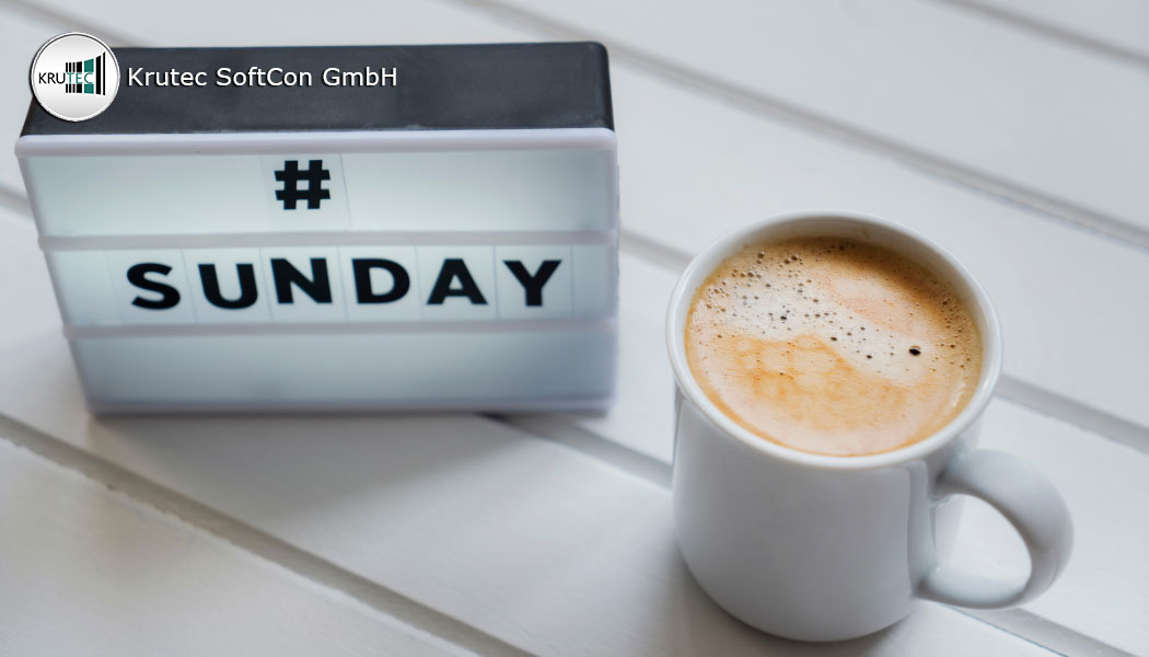 Kaffeetasse neben einem Leuchtkasten mit der Beschriftung „Sunday“