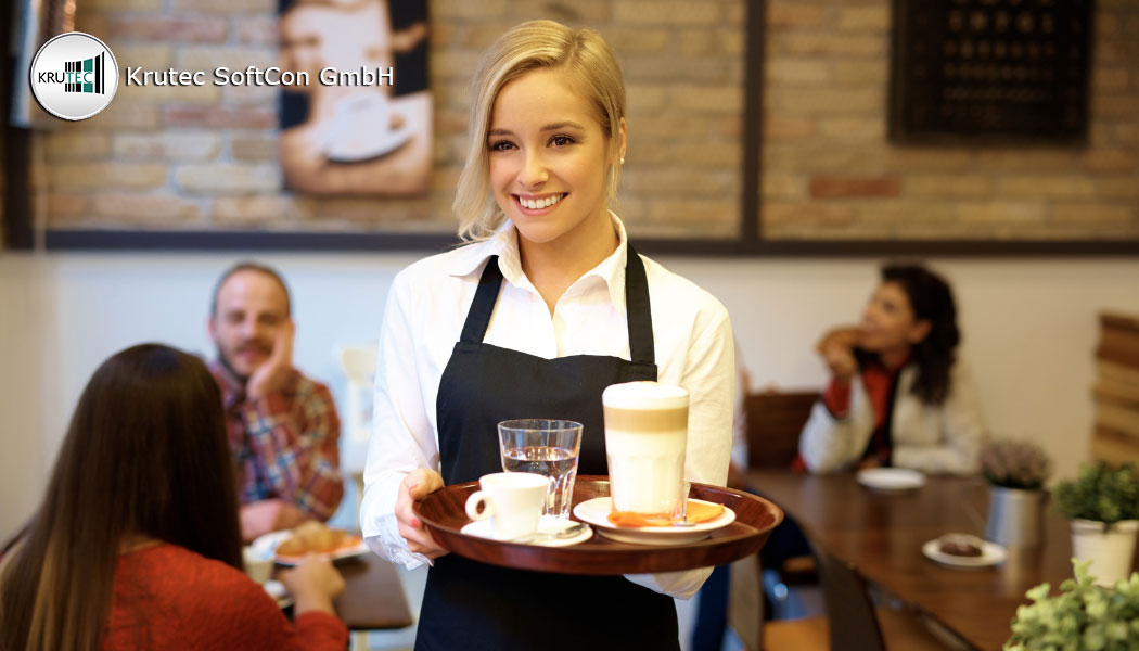 Eine junge Frau arbeitet in einem Café als Kellnerin